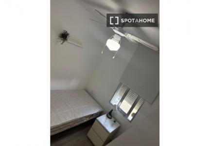 Se alquila habitación en piso de 3 dormitorios