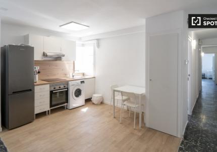 ¡Habitaciones en alquiler en piso de 6 habitaciones en Valencia!