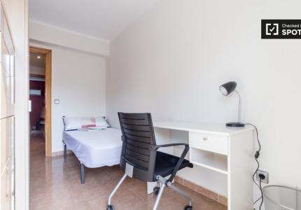 Bonita habitación en apartamento de 4 dormitorios Poblats Marítims, Valencia