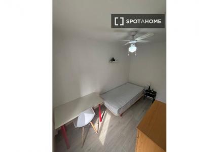 Se alquila habitación en piso de 3 dormitorios