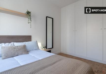 Habitación en piso compartido en Castillejos, Madrid.