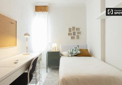 Se alquila habitación en piso de 3 dormitorios en Puerta del Ángel