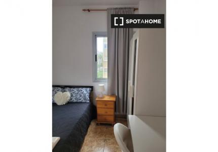 Se alquila habitación en piso de 5 habitaciones en Las Palmas