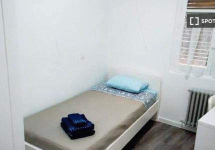 Se alquila habitación en apartamento de 4 dormitorios en Salamanca