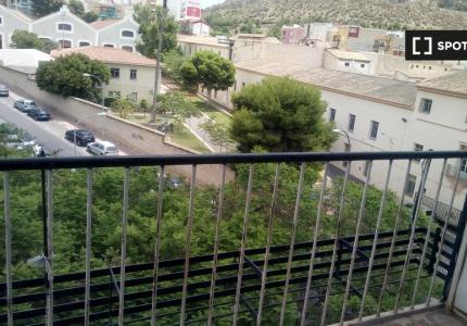 Se alquila habitación en piso de 4 habitaciones en Alicante