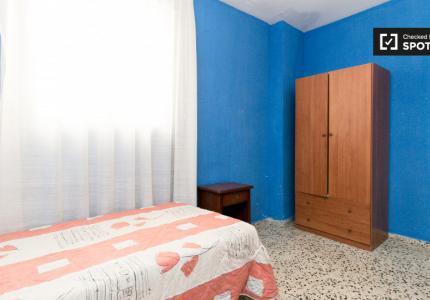 Habitación soleada en apartamento de 3 dormitorios en Albaicín, Granada