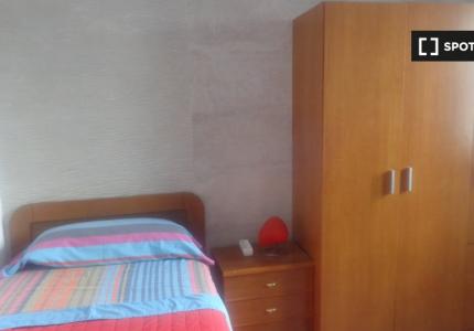 Se alquila habitación en piso de 3 habitaciones en Santander