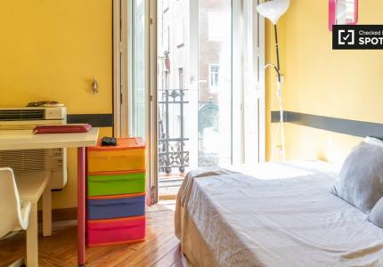 Se alquila habitación en piso de 7 habitaciones en Malasaña