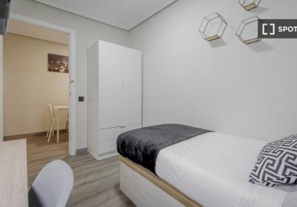 Habitación compartida de 5 habitaciones en Cuatro Caminos, Madrid