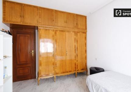Luminosa habitación en alquiler en San Isidro, Madrid.