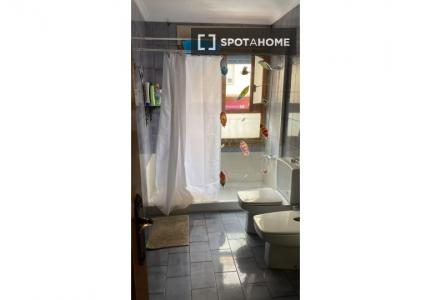 Se alquila habitación en piso de 6 habitaciones en Elche