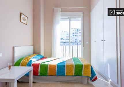 Se alquila habitación en piso de 3 dormitorios, L'Eixample, Valencia.