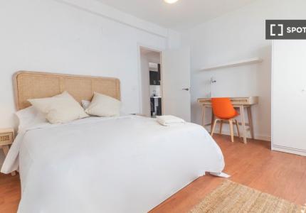 Piso entero de 4 habitaciones en València con terraza