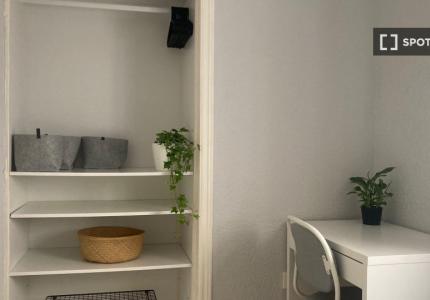 Se alquila habitación en piso de 4 habitaciones en Mercado, Alicante