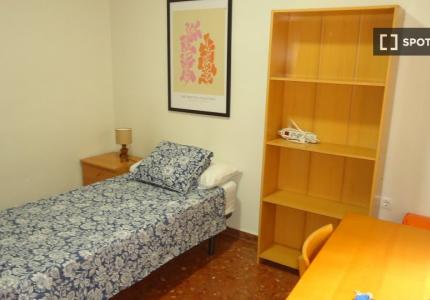 Se alquila habitación en piso compartido en Ciudad Jardín, Córdoba.