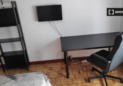 Habitación en piso compartido en Estrella, Madrid.