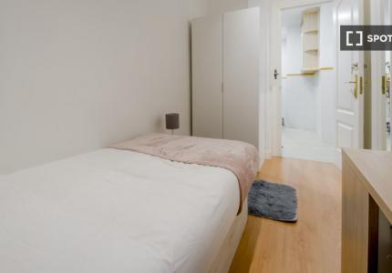 Habitación en piso compartido en alquiler en Castillejos, Madrid.