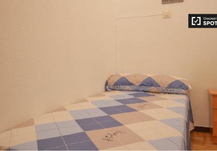 Se alquila habitación en piso de 5 habitaciones en La Latina