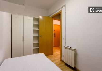 Se alquila habitación en apartamento de 3 dormitorios en Barcelona
