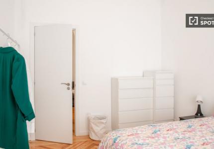 Se alquila habitación en piso de 5 dormitorios en Gran Vía, Madrid