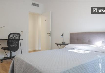 Se alquila habitación en piso de 8 dormitorios en Madrid, Madrid