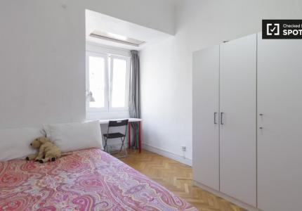 Se alquila habitación ordenada en apartamento de 8 dormitorios en Moncloa, Madrid