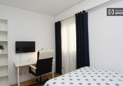Habitación íntima en apartamento de 5 dormitorios en Retiro, Madrid