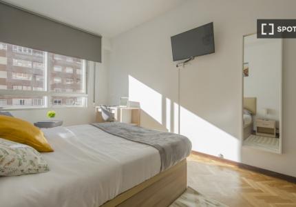 Se alquila habitación en piso de 9 habitaciones en Tetuán, Madrid