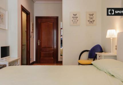 Habitación en apartamento de 4 dormitorios en Abando e Indautxu, Bilbao