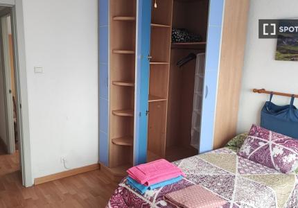 Se alquila habitación en piso de 3 habitaciones en Santander