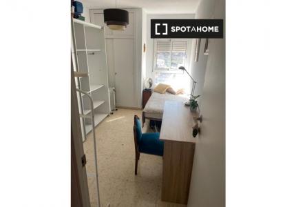 Se alquila habitación en piso de 3 dormitorios en alquiler en Alicante