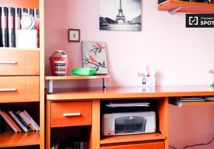 Acogedora habitación en alquiler en un apartamento de 4 dormitorios en Pino Montano