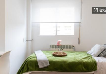 Habitación en piso de 5 habitaciones en Madrid.