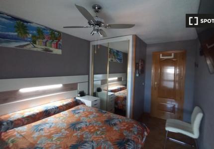 Amplia habitación en piso de 3 dormitorios en alquiler en madrid.