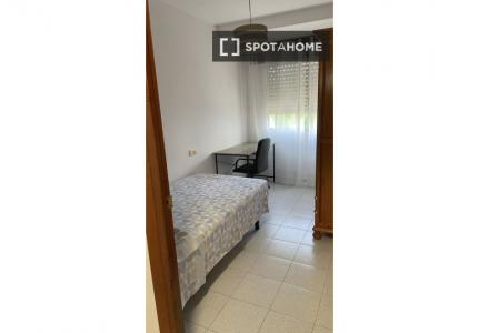 Se alquila habitación en piso de 3 habitaciones en El Zapillo, Almería