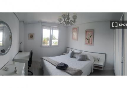 Se alquila habitación en piso de 3 habitaciones en Santander