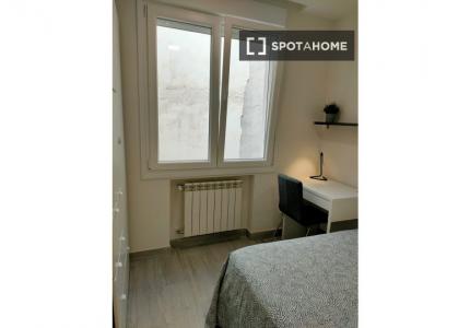 Se alquila habitación en piso de 5 dormitorios en Lavapiés, Madrid