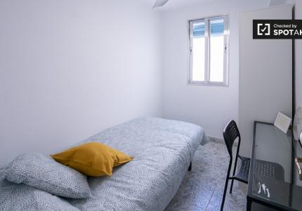 Se alquila habitación en piso de 6 habitaciones en Valencia
