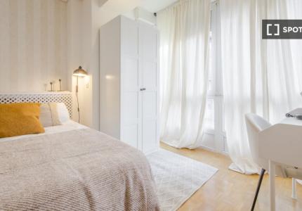 Se alquila habitación en apartamento de 5 dormitorios en Tetuán, Madrid