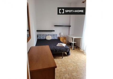 Se alquila habitación en piso de 5 habitaciones en Las Palmas