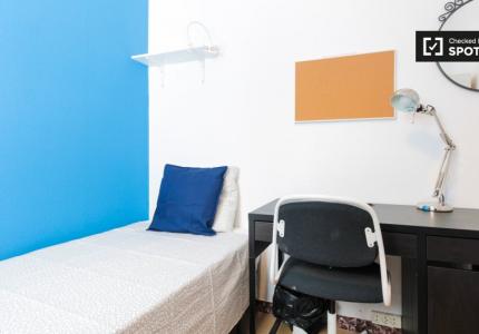 Se alquila habitación en apartamento de 3 dormitorios en Sants, Barcelona