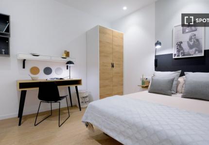 Amplia habitación en alquiler en apartamento de 5 dormitorios en Quatre Carreres