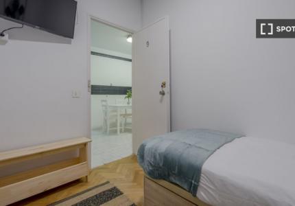 Se alquila habitación en piso de 9 habitaciones en Tetuán, Madrid