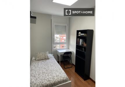 Se alquila habitación en piso de 4 dormitorios en Barcelona