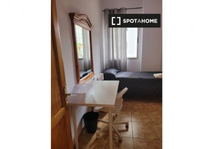 Se alquila habitación en piso de 5 habitaciones en Las Palmas