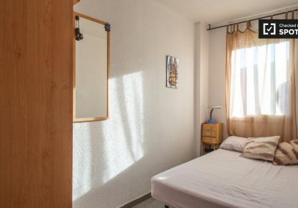 Acogedora habitación en alquiler en el apartamento de 3 habitaciones, Horta, Barcelona.