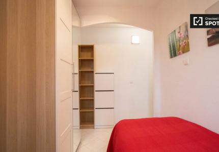 Se alquila habitación en piso de 5 dormitorios en Ciudad Lineal