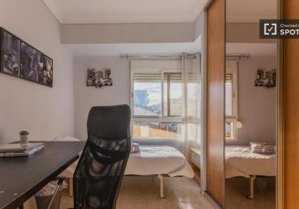 Se alquila habitación en piso de 3 dormitorios en Burjassot, Valencia