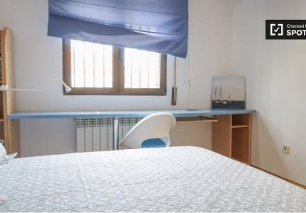 Se alquila habitación en piso de 9 habitaciones en Numancia, Madrid