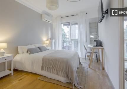 Se alquila habitación en piso de 5 habitaciones en Chamartín, Madrid